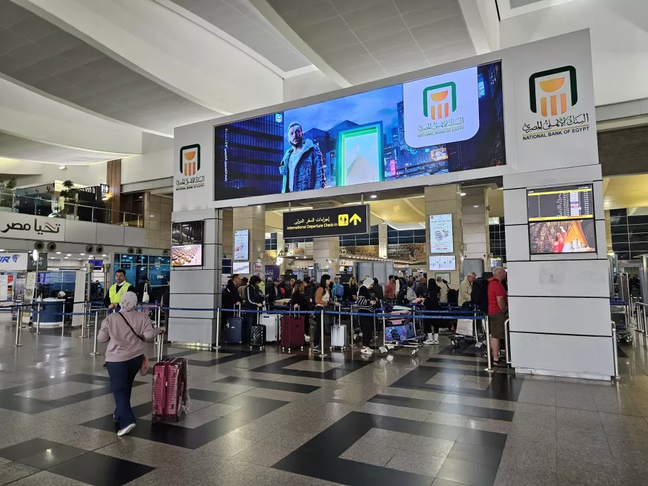 Contrôle de sécurité avant l'entrée dans le terminal
