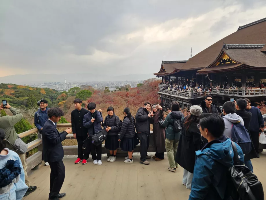 Kiyomizu-dera, une perspective avec des foules de gens
