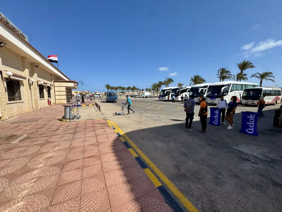 Délégués et bus à l'extérieur du terminal