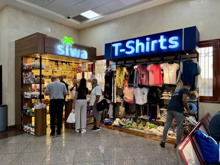 Boutiques dans le hall d'embarquement