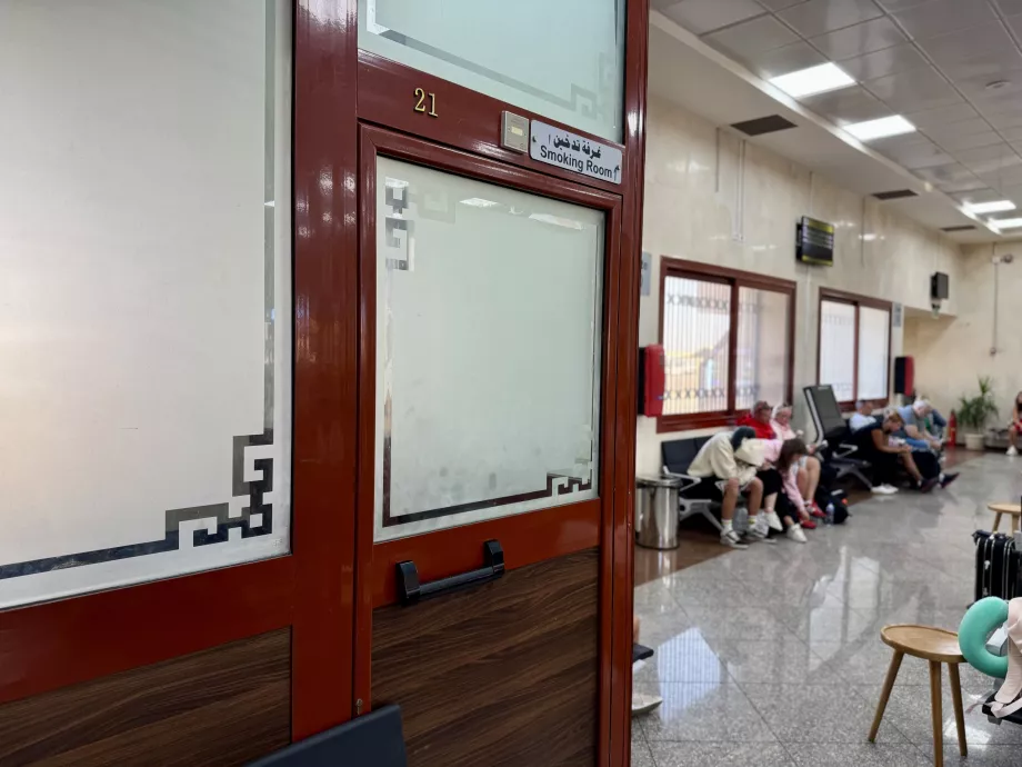 Salle fumeurs dans le hall de départ