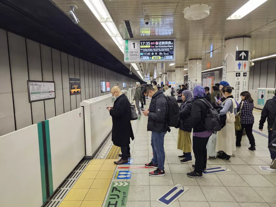 Plate-forme du métro