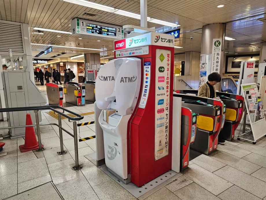Distributeur de billets dans la station de métro