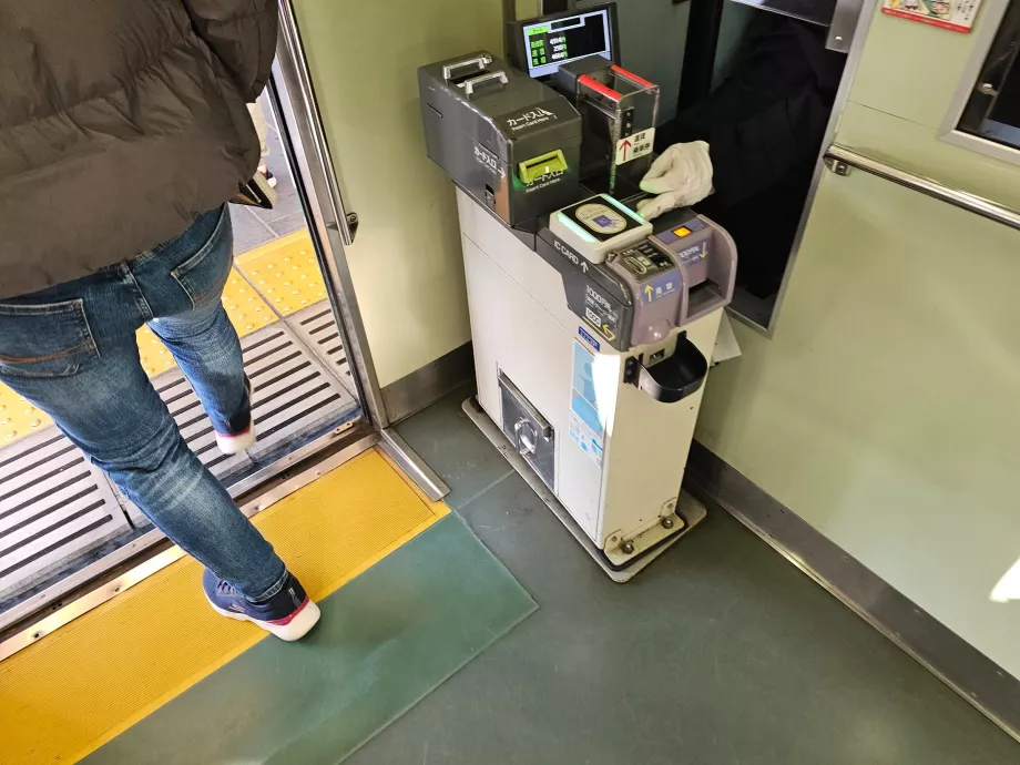 Payer le ticket de tramway à la descente du tramway