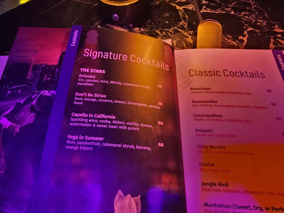 Cocktails de marque au bar de l'hôtel