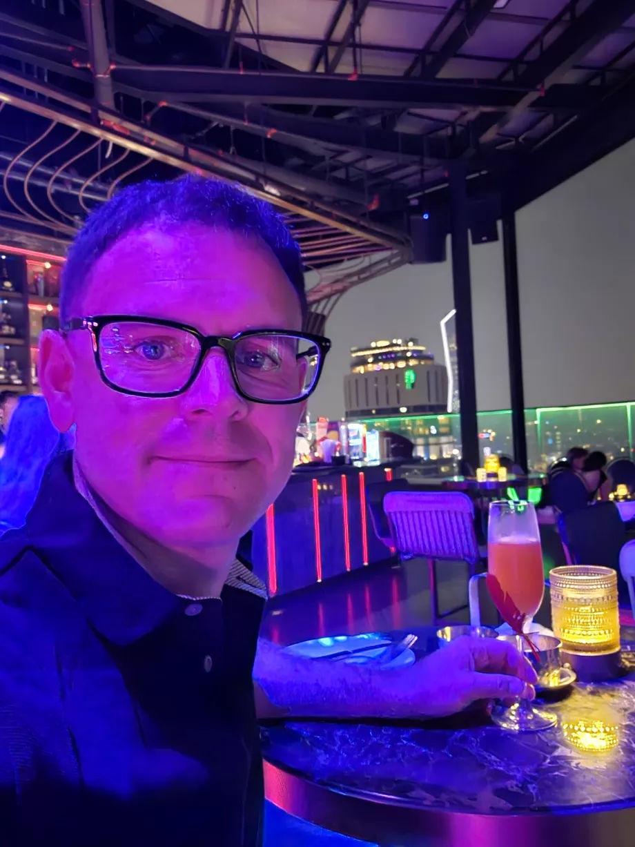 Moi au bar de l'hôtel