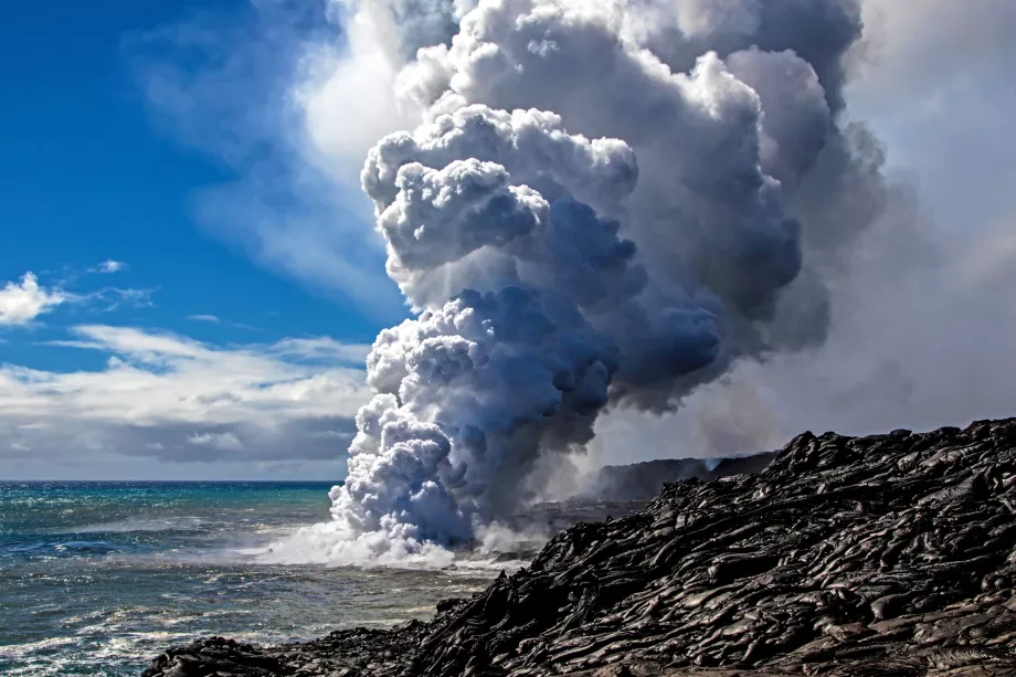 La lave pénètre dans la mer