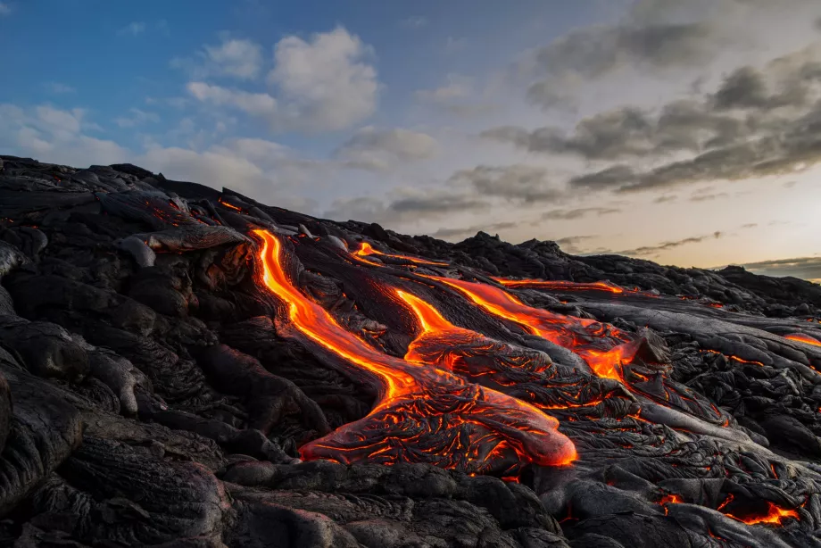 La lave qui coule le long de la route