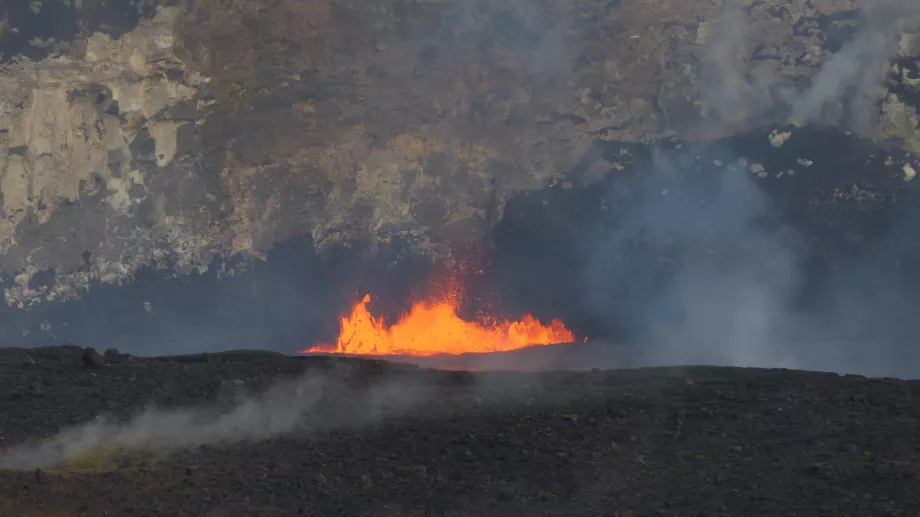 Détail de la lave bouillonnante depuis le point de vue