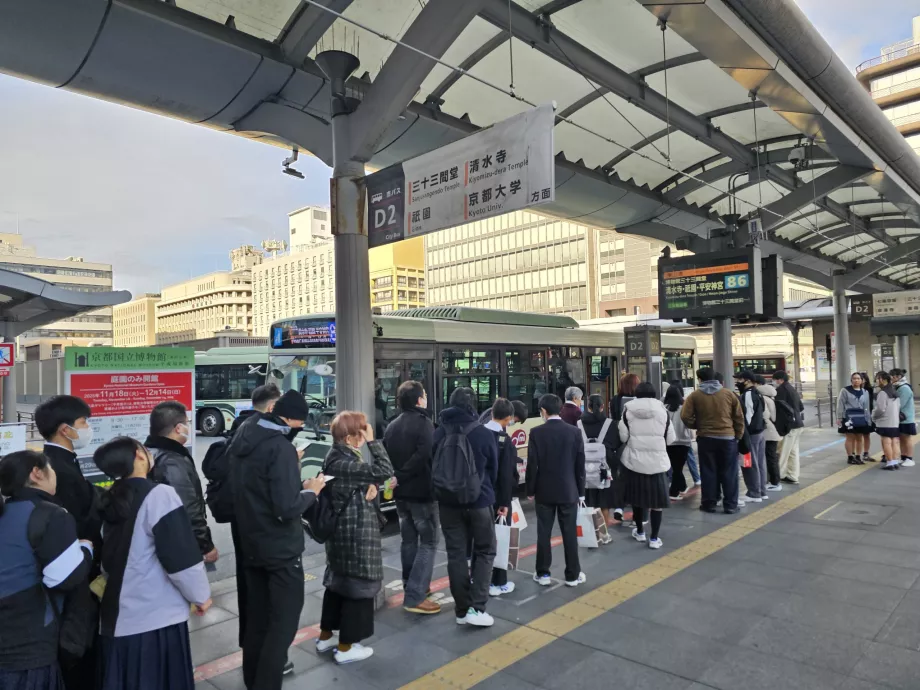 File d'attente pour le bus urbain