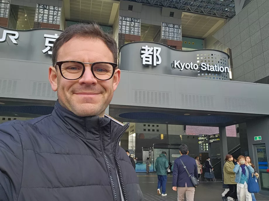 Moi devant la gare de Kyoto