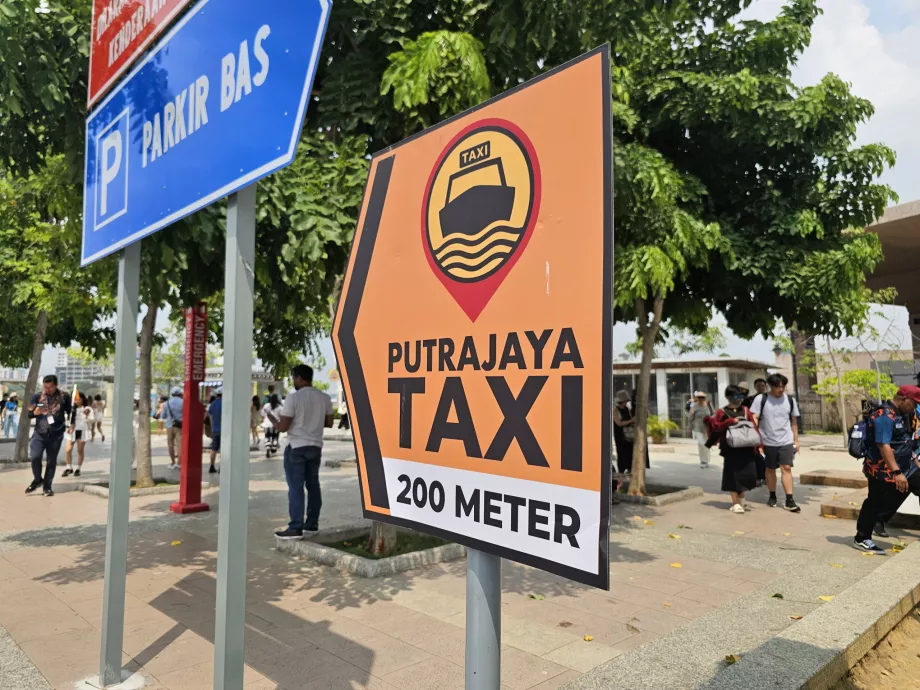 Panneaux de signalisation pour les taxis fluviaux