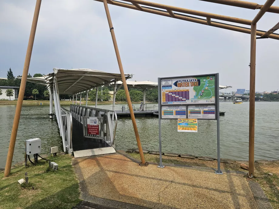 Embarcadère des bateaux-taxis dans le jardin botanique