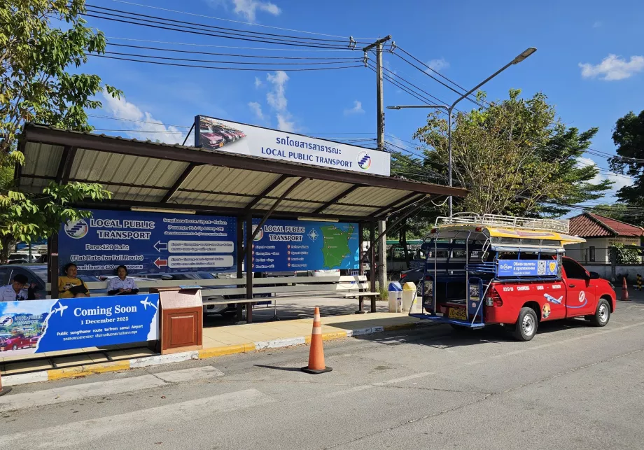 Transports publics, arrêt Songthawe à l'extérieur du terminal des arrivées.