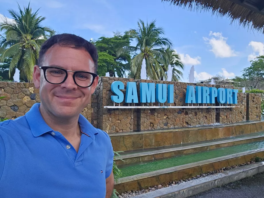 Moi devant l'aéroport de Koh Samui