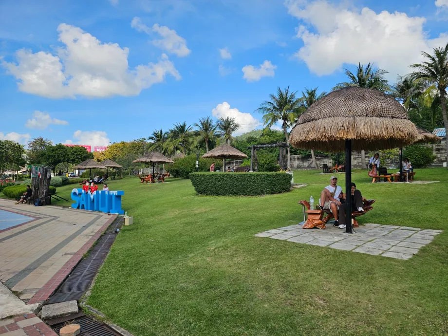 Gazebos devant l'aéroport, partie publique