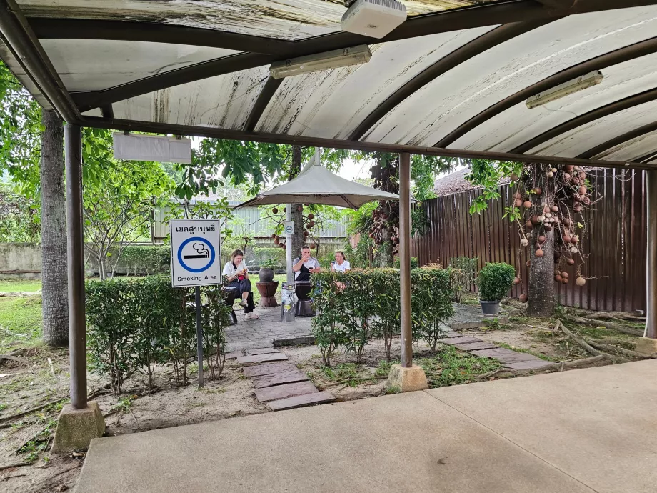 Coin fumeurs, zone de transit, section internationale