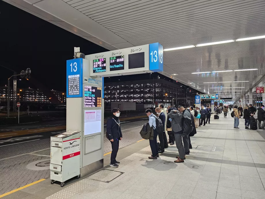 Arrêts de bus devant le terminal 1