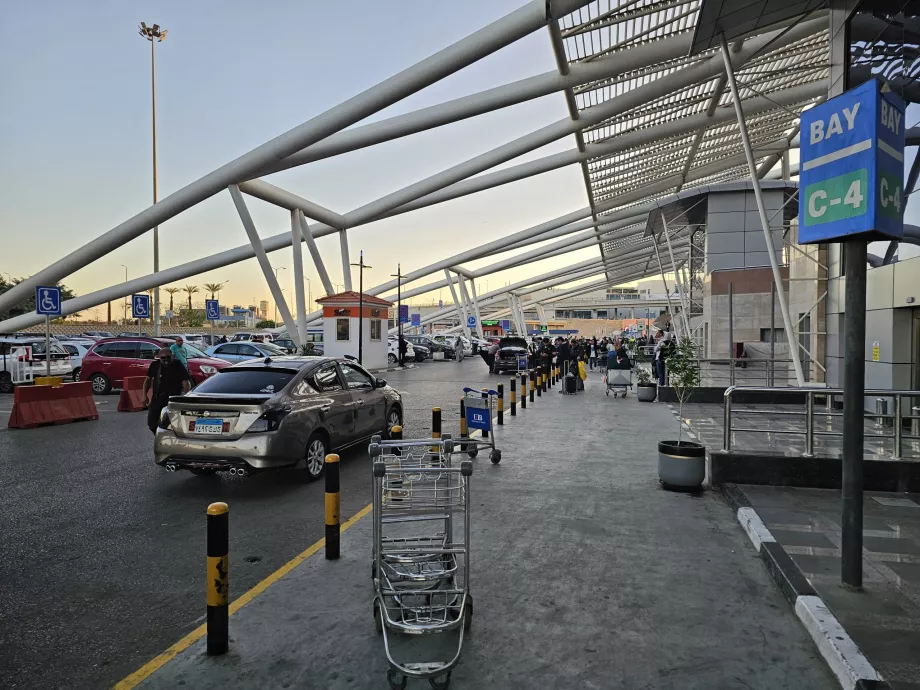 Point de ramassage Uber devant les terminaux 2 et 3