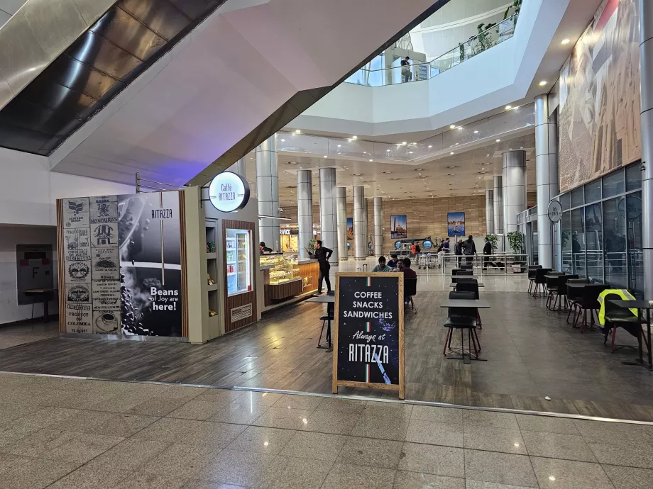 Café dans la zone publique du Terminal 3, Arrivées