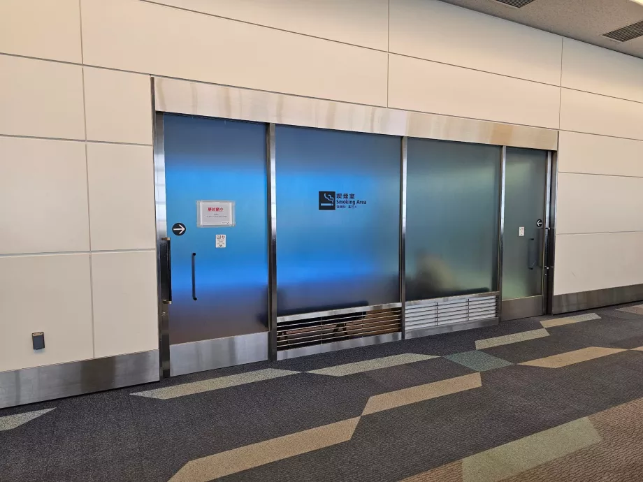 Salles fumeurs dans la zone de transit