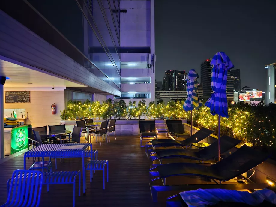 Terrasse de la piscine dans l'obscurité