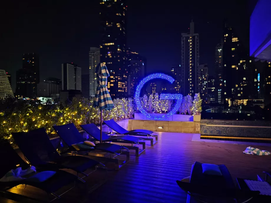 Terrasse de la piscine dans l'obscurité