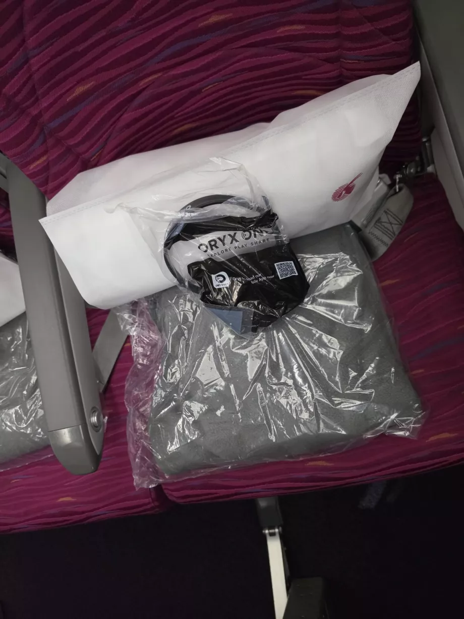 Un oreiller, une couverture et un casque audio