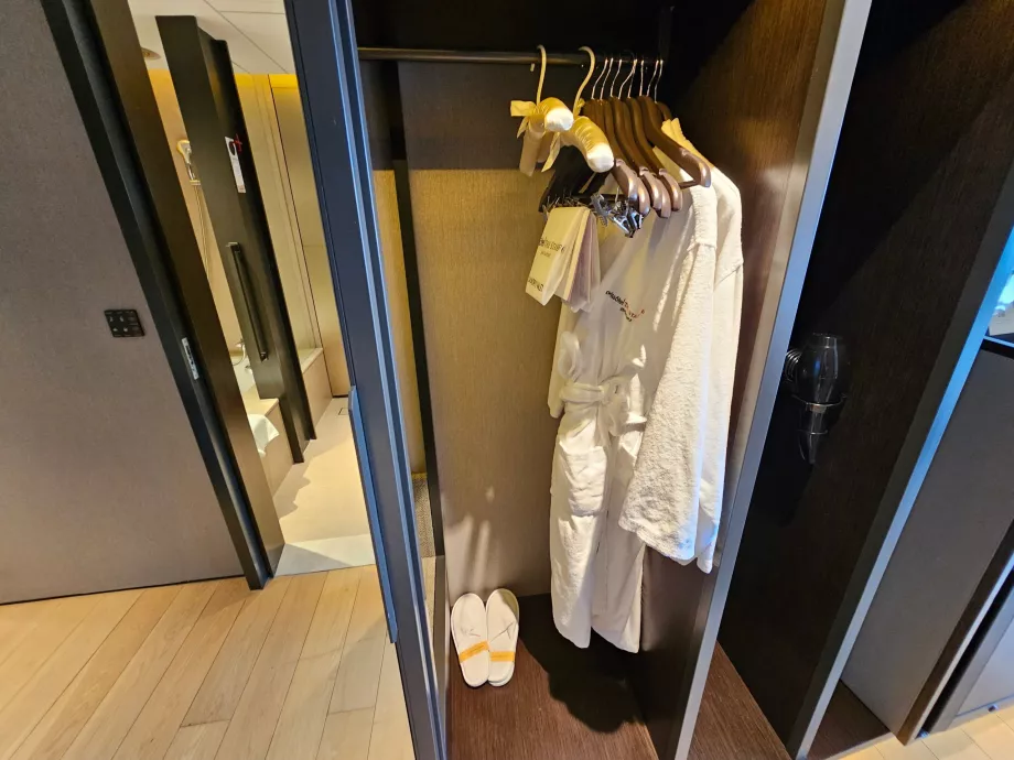 Peignoirs, pantoufles et sèche-cheveux