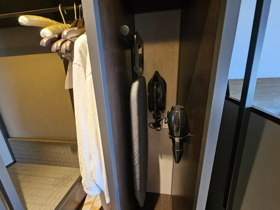 Planche à repasser et sèche-cheveux