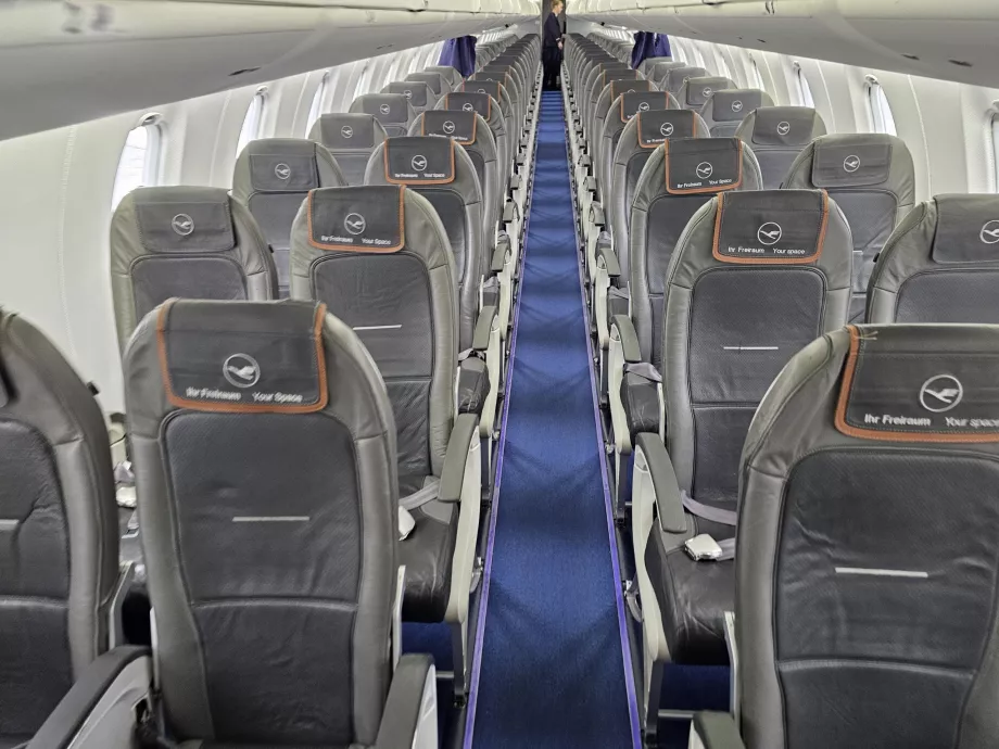 Cabine de la classe affaires, cabine de la classe économique à l'arrière-plan