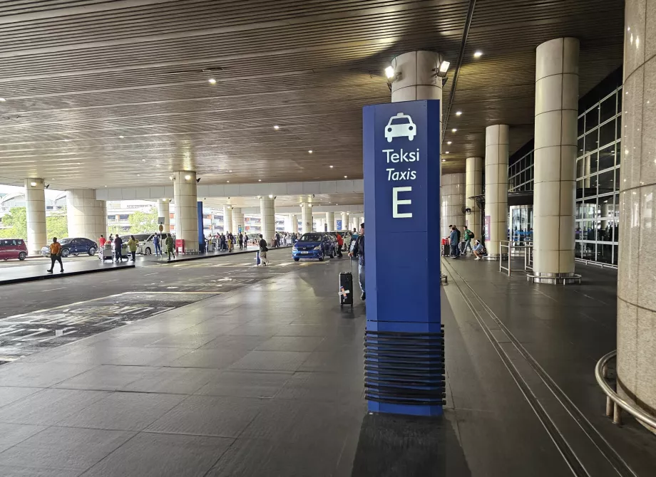 Taxi, station devant le terminal 1