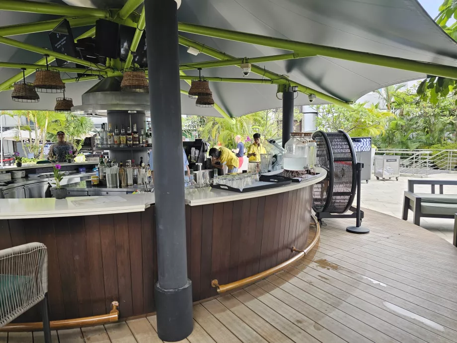 Bar au bord de la piscine