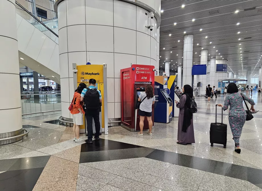 Distributeurs automatiques de billets, hall d'arrivée