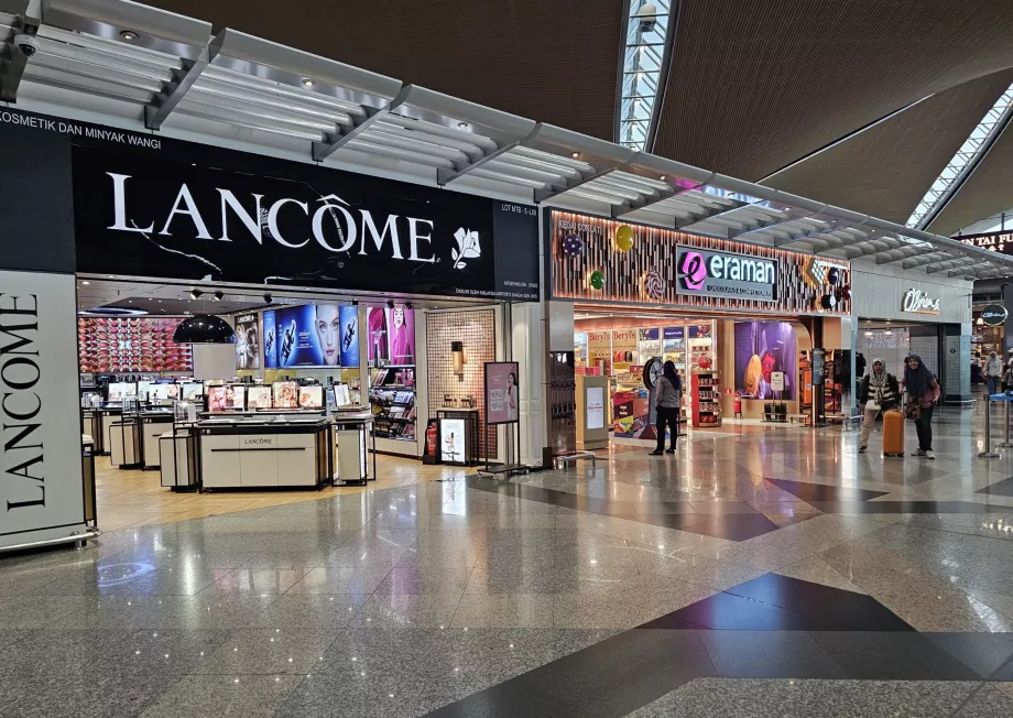 Boutiques dans la zone publique du terminal 1