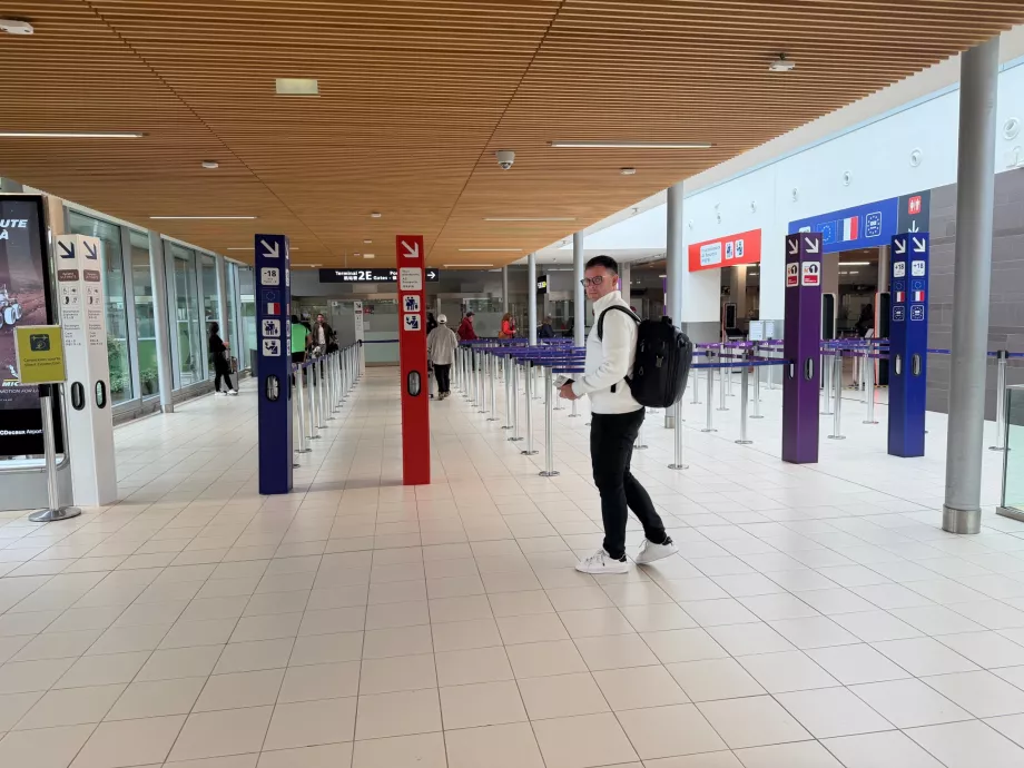 File d'attente prioritaire pour le contrôle des passeports (à l'extrême droite)