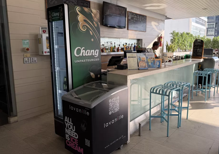 Bar au bord de la piscine