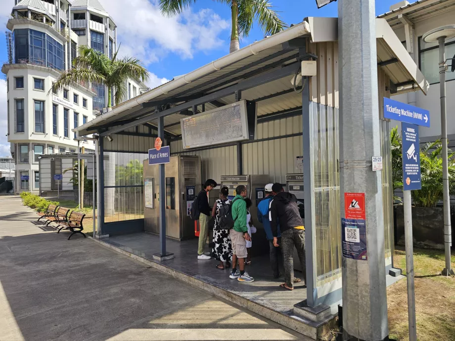Distributeurs de tickets à l'arrêt de tramway