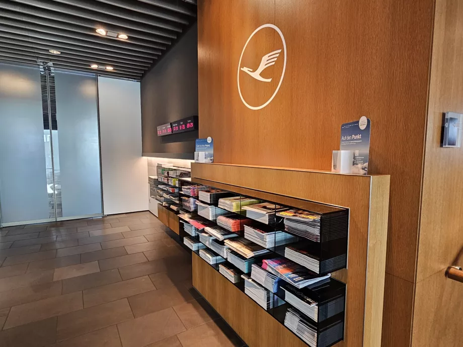 Logo Lufthansa à l'entrée du salon