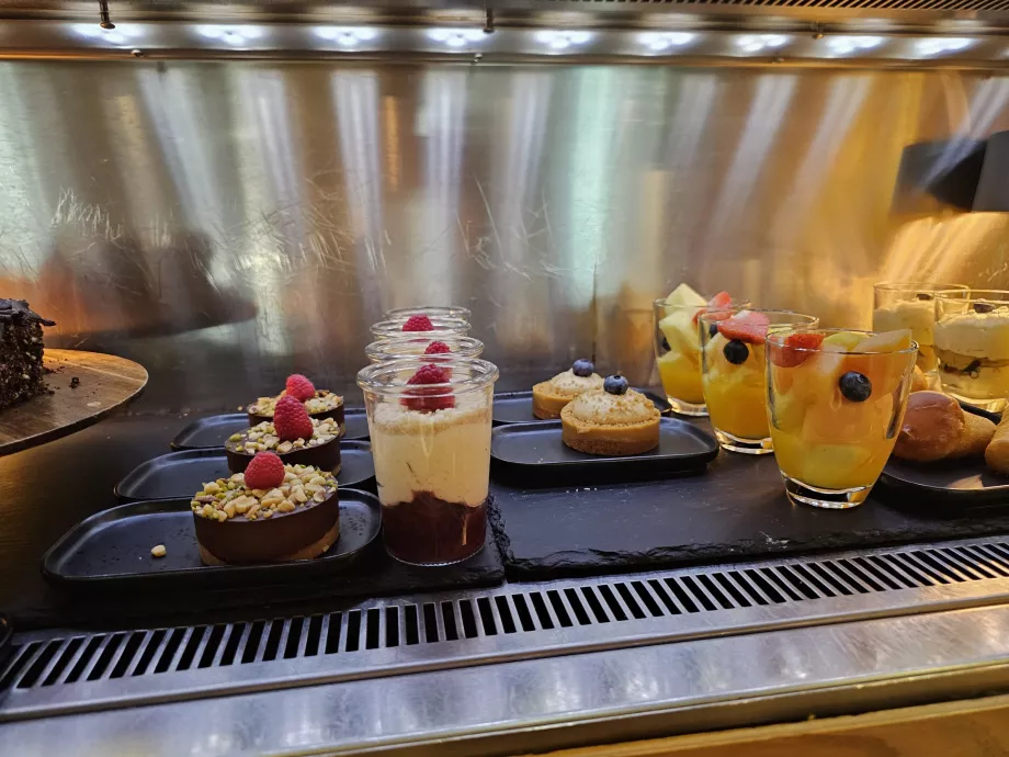Buffet - fruits et gâteaux