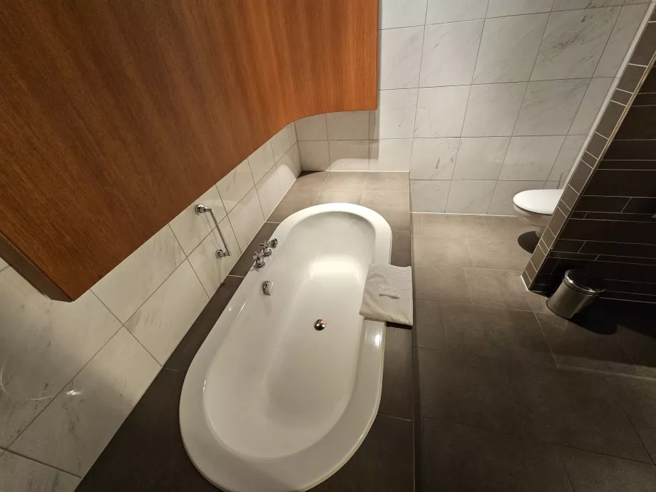 Baignoire dans la salle de bains