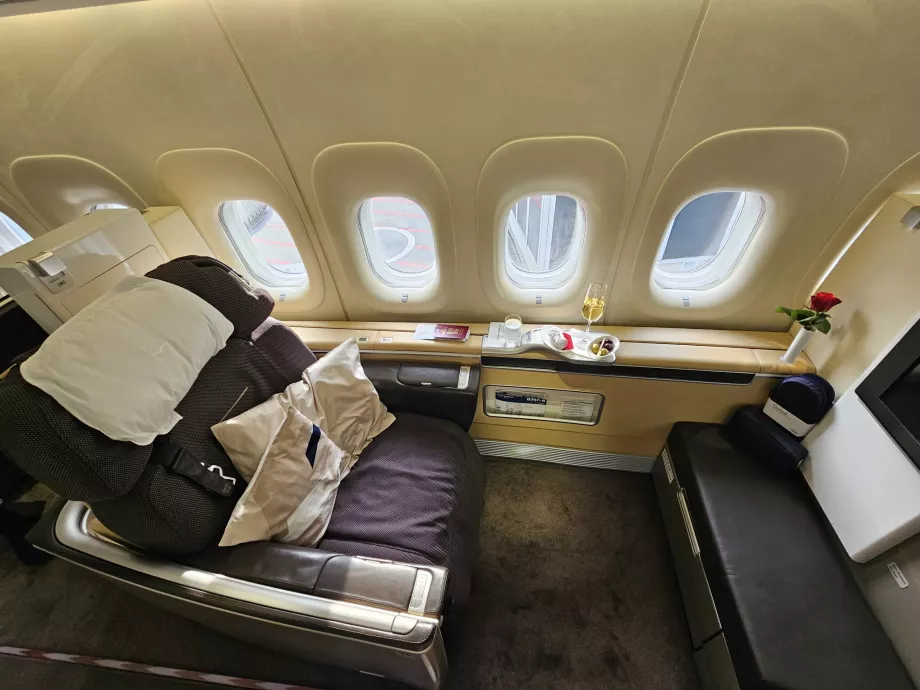 Siège de première classe avec 2 coussins