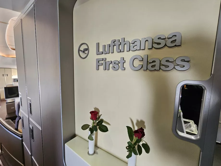 Panneau "Lufthansa First Class" (première classe)