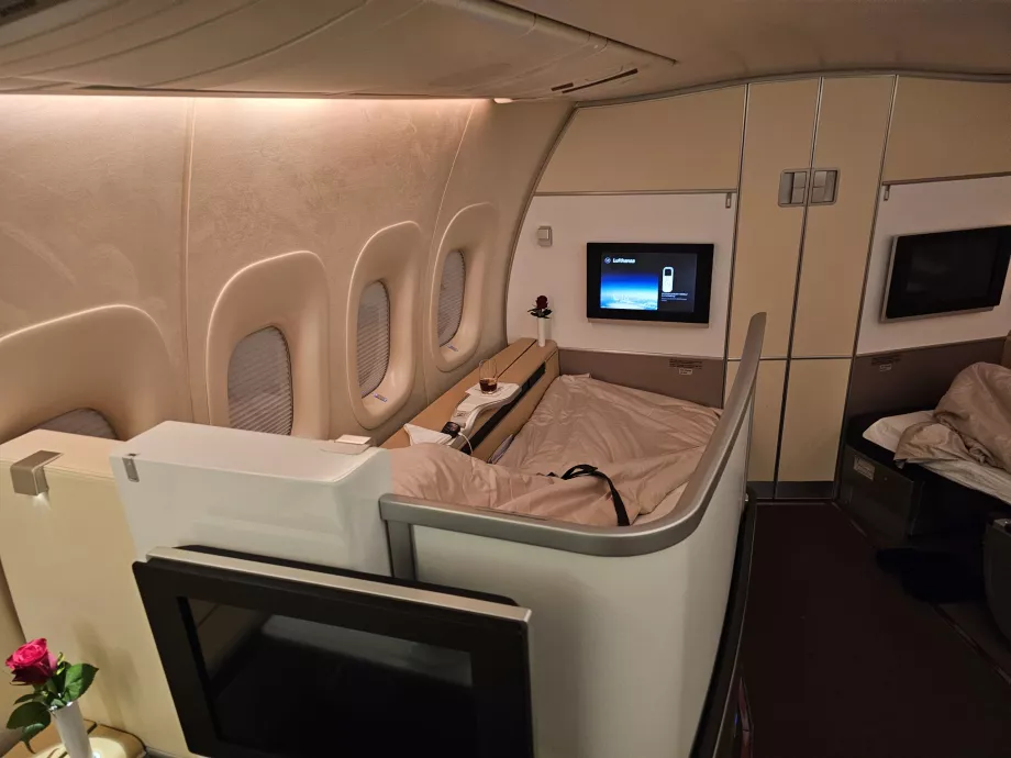 Paravent extensible séparant le siège du couloir