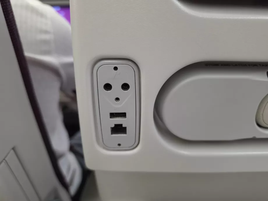Port USB-A et connecteur pour câble Ethernet