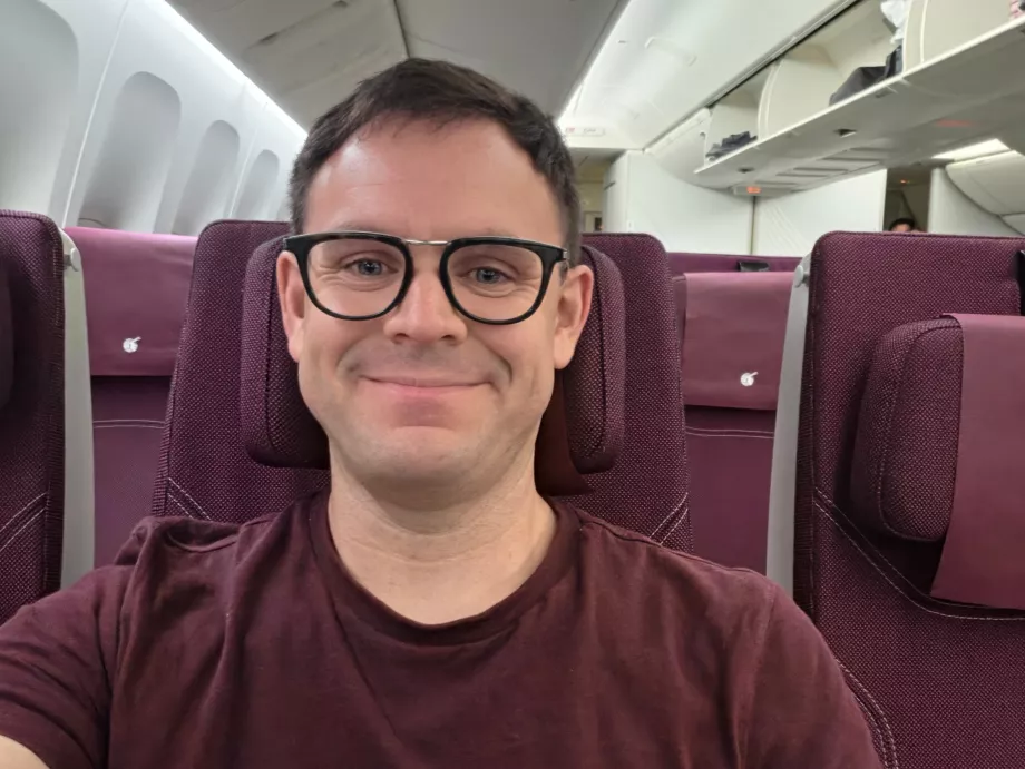 Moi chez Qatar Airways (mon t-shirt est assorti aux couleurs de la cabine !)