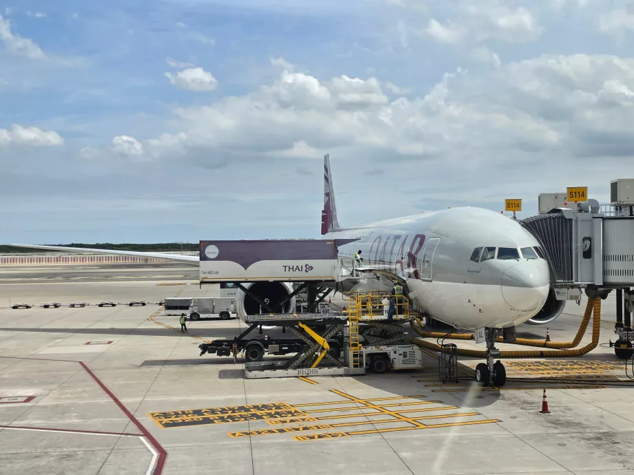 Notre Boeing 777-300 après son atterrissage à Bangkok
