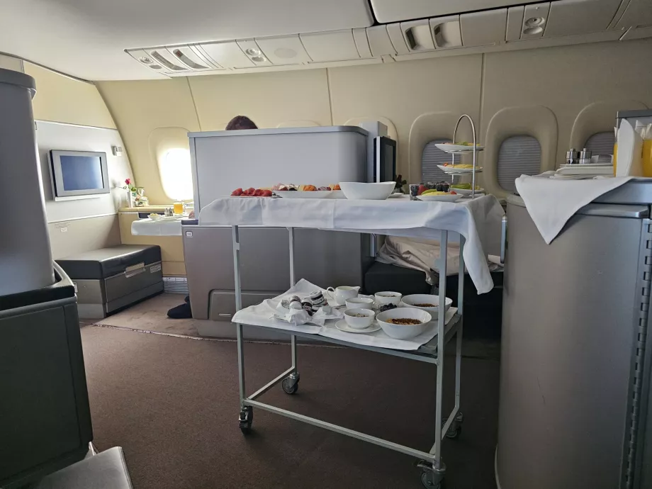 La table du petit-déjeuner et le service qui se déroule juste à côté de mon siège