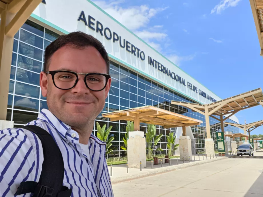 Moi devant le terminal de l'aéroport de Tulum
