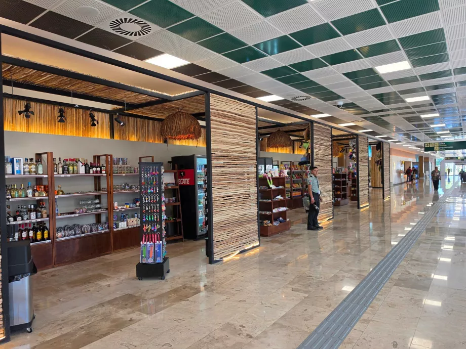 Boutiques de souvenirs dans la zone publique